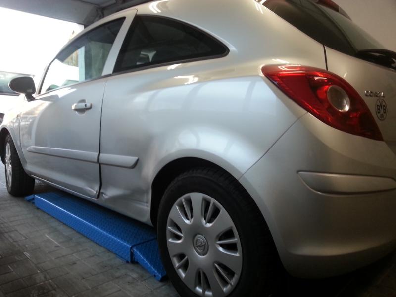 Opel Corsa D Seitenschaden Reparaturarbeiten